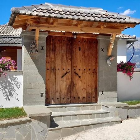 B Vishe Guest House Gjirokastër Exterior foto